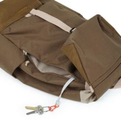 Hellolulu Saro Utility Flap Backpack M Recycled (SA) -Fashion Bag Store Hellolulu Saro Utility Flap Backpack M Recycled Brown 6 1 fe01a0ff f3b8 4fe5 bd1d e422be7b398d